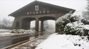 Pórtico de entrada Gramado com neve